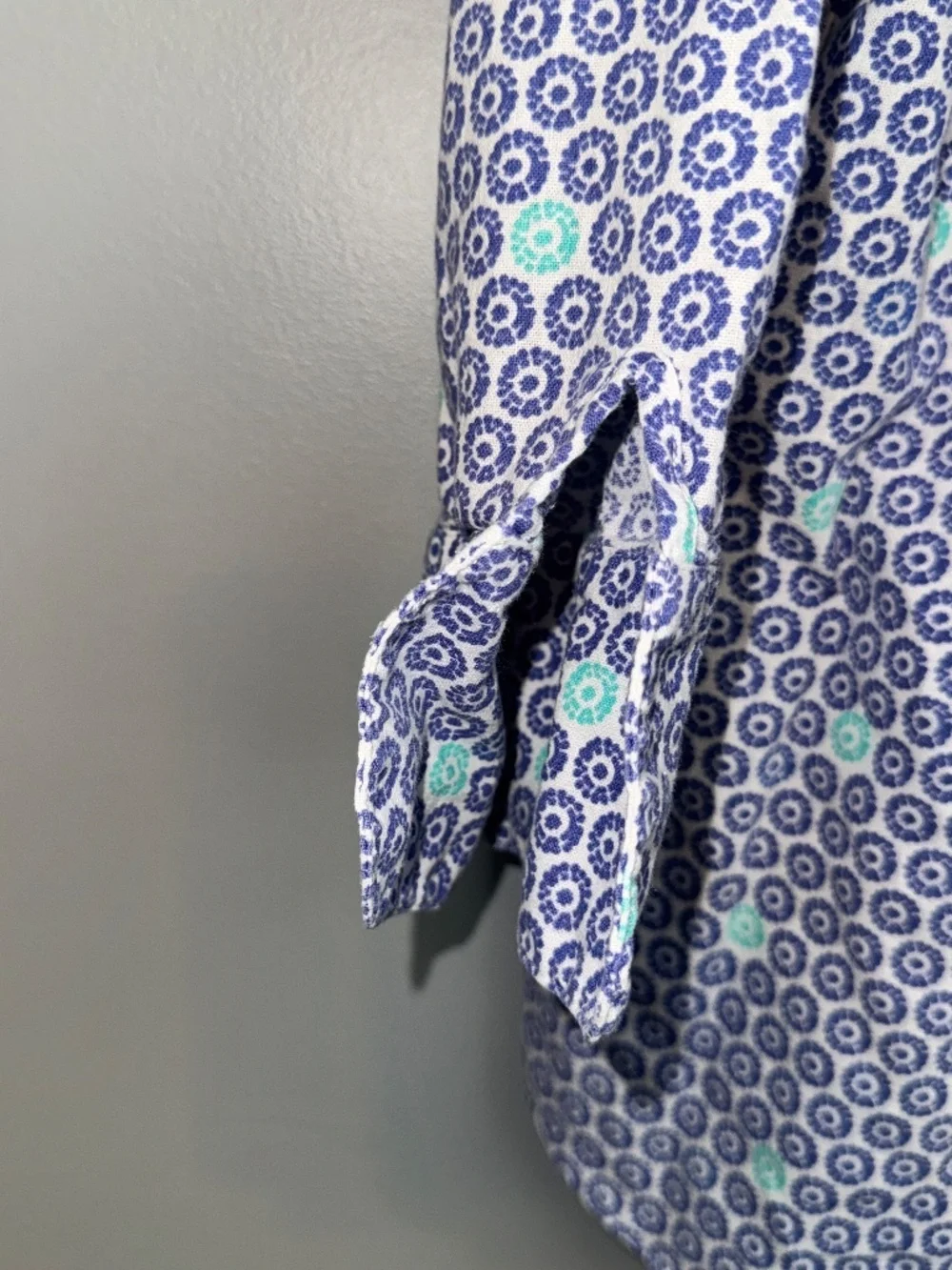 Vineyard Vines sleeves shirttail